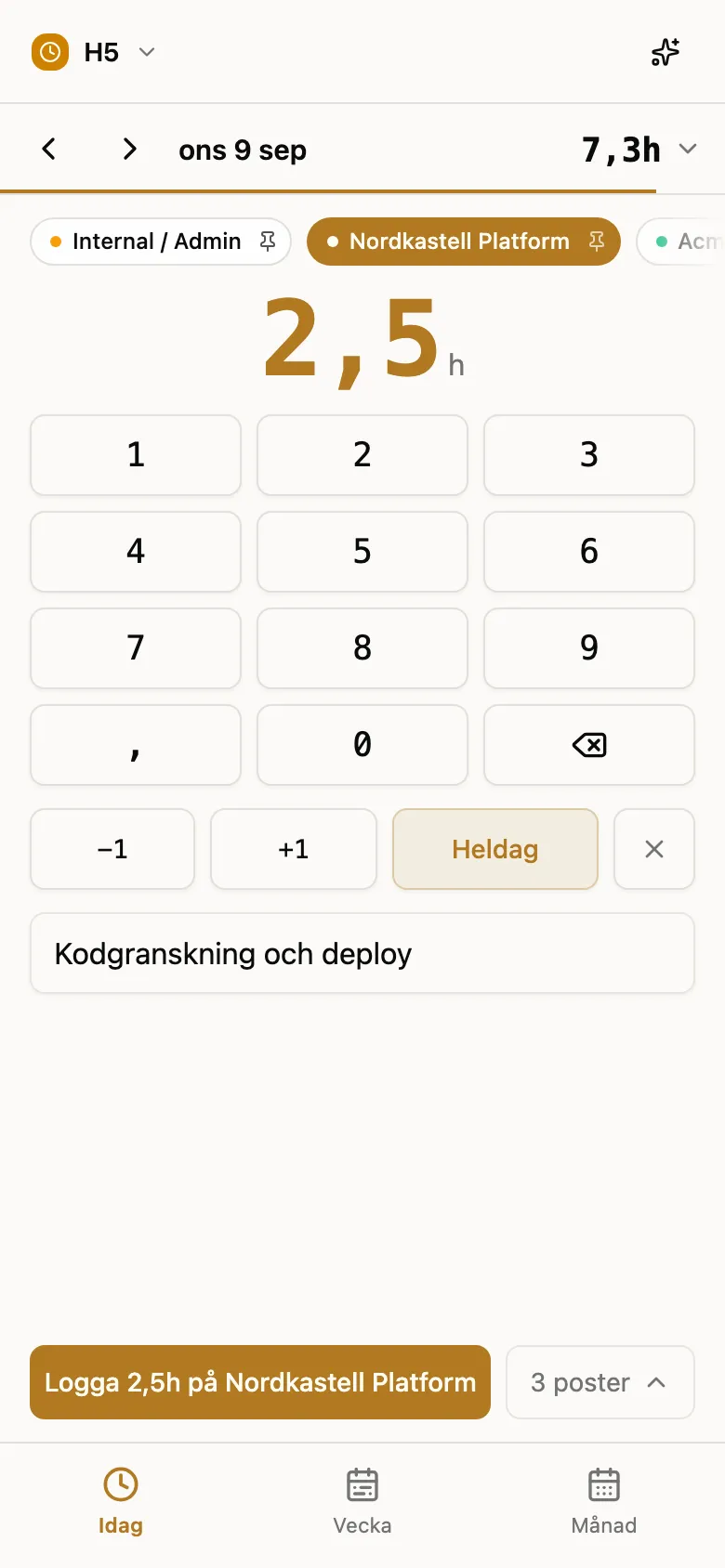 Tida i mobilen: ett projekt är valt, knappsatsen visar 2,5 timmar och en knapp loggar dem.
