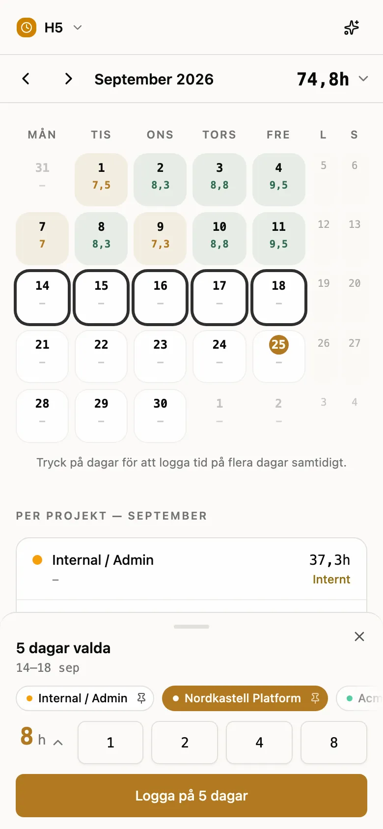 Tidas månadsvy för september 2026 i mobilen. De två första veckorna är ifyllda, 14 till 18 september är markerade och ett blad längst ner visar 5 dagar valda, projektet Nordkastell Platform, 8 timmar och knappen Logga på 5 dagar.